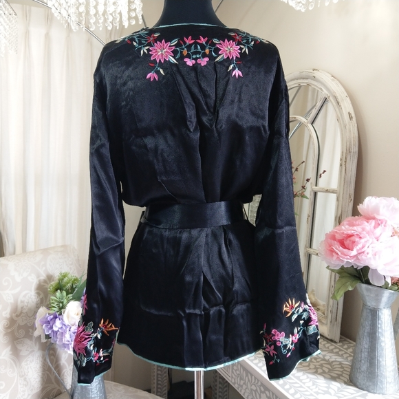 🍒NWOT🍒 FREE PEOPLE EMBROIDERED SATIN KIMONO - Picture 10 of 10